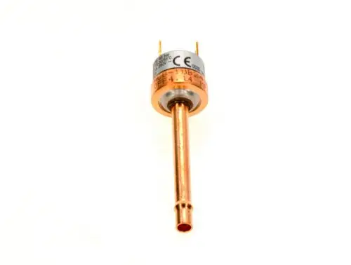 Drucksensor von Bosch mit einem zylindrischen Gehäuse, zwei Anschlussstäbchen und einem langen, schmalen Messrohr aus Kupfer.